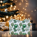 Vattentärsfärg Grönt Guld Glitter julprydnader Presentpapper<br><div class="desc">Den kommande julen med papper helgdag med en vattenfärg mönster av vackra julprydnader. Shiny grönt prydnadsföremål med guld mönster. Vita prydnadsföremål med mönster av holly och guld glitter,  små gröntar och vita prydnadsföremål och hollöst spridda över mönster.</div>