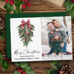 Vattfärgsfoto Gräs Calligraphy Bläck julfoto Julkort<br><div class="desc">Modern Elegant Calligraphy Bläck Script Watercolor Tallar Winter Grey med Burgundy Red Ribbon Bow-prydnadsföremål,  Gräs Cones och Holly Berries Photo God jul Card - Grönt</div>