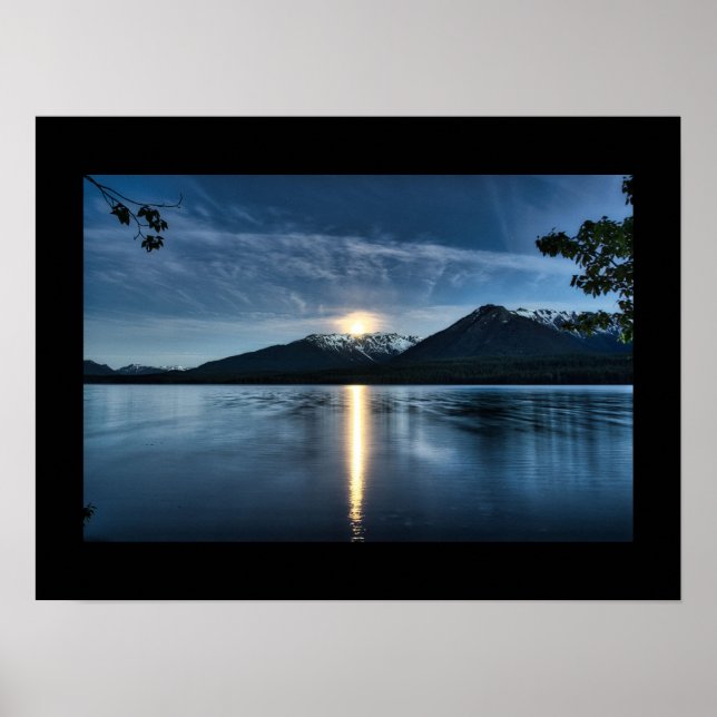 Växande Måne över Sjö Poster (Framsidan)