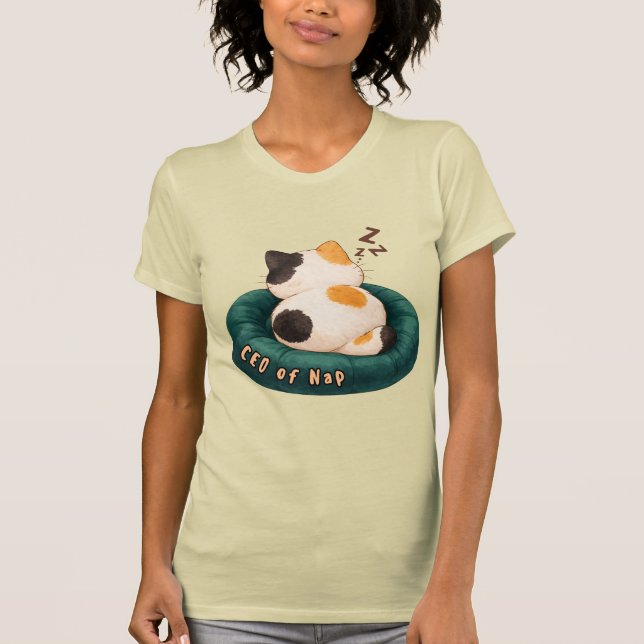 "VD för tupplur" Katt som sover på soffan T Shirt (Framsida)