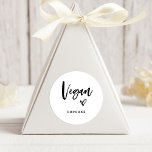 Vegan-objekt | Modern Avslappnad-skript och hjärte Runt Klistermärke<br><div class="desc">Denna enkla och snyggt mat-favoritmärkning är perfekt för ditt moderna bröllop! Handskript med trendig,  svartvitt och avslappnad säger "vegan" tillsammans med ett skissat hjärta i eleganten. Det finns en plats att lägga till vilken typ av veganbehandling det är,  så gästerna med kostpreferenser eller intolerans kommer inte att glömmas bort!</div>