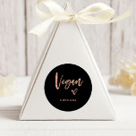 Vegan-objekt | Modern Avslappnad-skript och hjärte Runt Klistermärke<br><div class="desc">Denna enkla och snyggt mat-favoritmärkning är perfekt för ditt moderna bröllop! Trendig, handskrivet manus från Faux ro guld avslappnad "vegan", tillsammans med en elegant skissad hjärta på mörkens svarta bakgrund. Det finns en plats att lägga till vilken typ av veganbehandling det är, så gästerna med kostpreferenser eller intolerans kommer inte...</div>