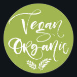 Vegan Organic Rustic Modern Calligraphy-Grönt Runt Klistermärke<br><div class="desc">Vegan Temadekal. Det innehåller citatet "Vegan Organic" i en modern,  rustik kalligrafi med bladaccent. Detta vegandekal är perfekt som produktdekal.</div>