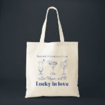 Vegas Bachelorette Tote-väska Tygkasse<br><div class="desc">"Lucky i Kärlek" fick tote bags att matcha med din bachelorette-fest! De här Las Vegas-temat,  anpassadets tillbehör gör det möjligt för perfekt-brudgåvor. Byt färg,  brudens namn,  en del av typsnitt,  till väska osv. och gör dem till ditt eget för din bachelorette helg! Hitta matchande t-shirts i Vegas-samlingen!</div>