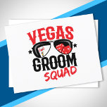 Vegas Bröllop - Vegas Bachelor Party - Groom Squad Vykort<br><div class="desc">Planerar du ett Vegas Bachelor-parti? De här matchande Groom Squad-designerna är den perfekt som är gift i Vegas marskalkars- och bröllopsfest-gruppen! Sätt fart på Las Vegas-remsan, spela lite på kasinot eller dricka poolsida på en Vegas-klubb! Med "Vegas Groom Squad" och aviator sunglas med en belönt svartuttagen hand på 21 w/kung...</div>