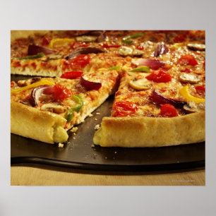 Vegetabilisk pizza skuren på svart panna på trä poster
