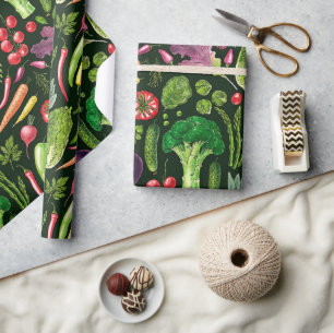 Vegetabiliska örter och trädgårdsskörd på svart presentpapper