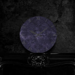 Velvety Midnight Damask | Indigo Lila Grunge Rund Klocka<br><div class="desc">1900-talet, allt uppåt! Edgy och dramatisk gothininspirerad mörk, snabb baroque-damm i djupt rik palett skapar en opulent vintage krossad sammet struktur. Från den lyxiga och sofistikerade samlingen med Moody judiska toner ger den här noveltyn en blandad abstrakt i contemporary unisex (men ändå feminin) som ger perfekt av dammmuterad, underskattad färg....</div>