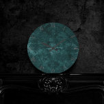 Velvety Teal Damask | Mörk grönt Grunge Baroque Rund Klocka<br><div class="desc">1900-talet, allt uppåt! Edgy och dramatisk gothininspirerad mörk, snabb baroque-damm i djupt rik palett skapar en opulent vintage krossad sammet struktur. Från den lyxiga och sofistikerade samlingen med Moody judiska toner ger den här noveltyn en blandad abstrakt i contemporary unisex (men ändå feminin) som ger perfekt av dammmuterad, underskattad färg....</div>