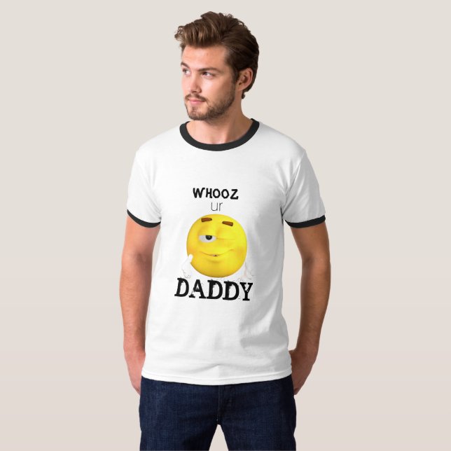 Vem är din pappa Emoji Wink Tecknad Thmet? T-shirt (Hel framsida)