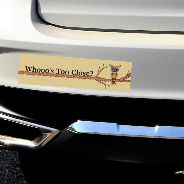 Vem är för nära Finare Uggla Gren Bildekal (Colourful abstract owl sitting on tree branch on tan Who's Too Close bumper sticker for your car.)