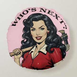 “Vem är nästa?” Retro Killer Housewife Pin-Up Kast Rund Kudde