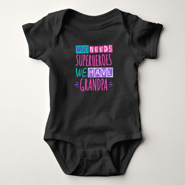 Vem behöver superhjältar vi har farfar t shirt (Framsida)