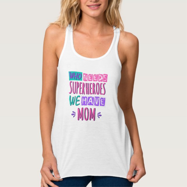 Vem behöver superhjältar vi har mamma linne med racerback  (Framsida)