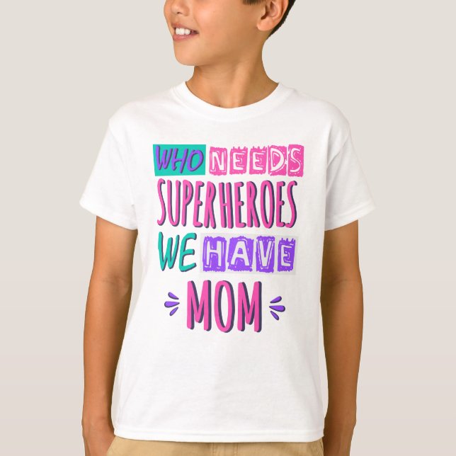 Vem behöver superhjältar vi har mamma t shirt (Framsida)