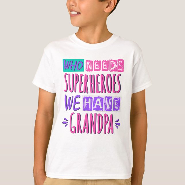 Vem behöver superhjältar vi har morfar t shirt (Framsida)