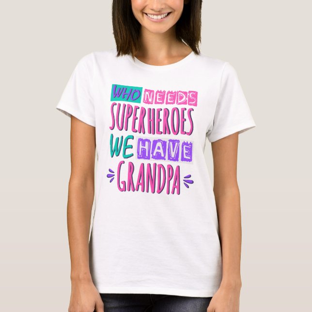 Vem behöver superhjältar vi har morfar t shirt (Framsida)
