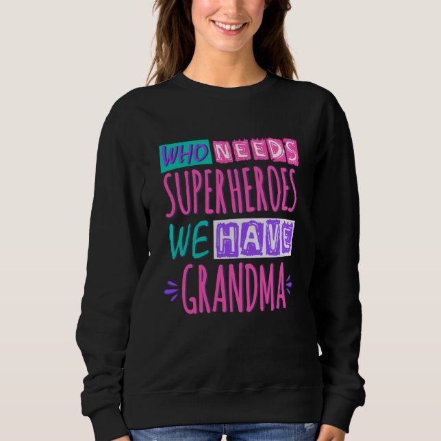 Vem behöver superhjältar vi har mormor t shirt (Framsida)