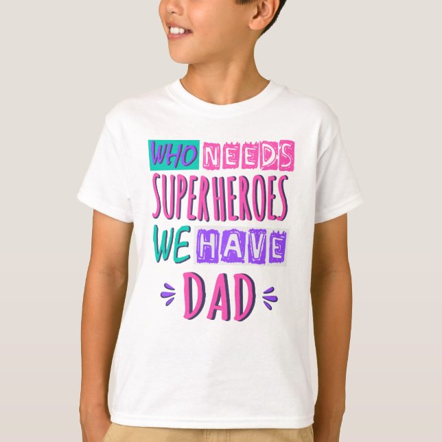 Vem behöver superhjältar vi har pappa t shirt (Framsida)