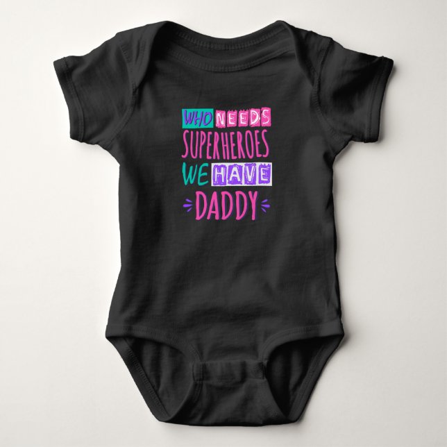 Vem behöver superhjältar vi har pappa t shirt (Framsida)