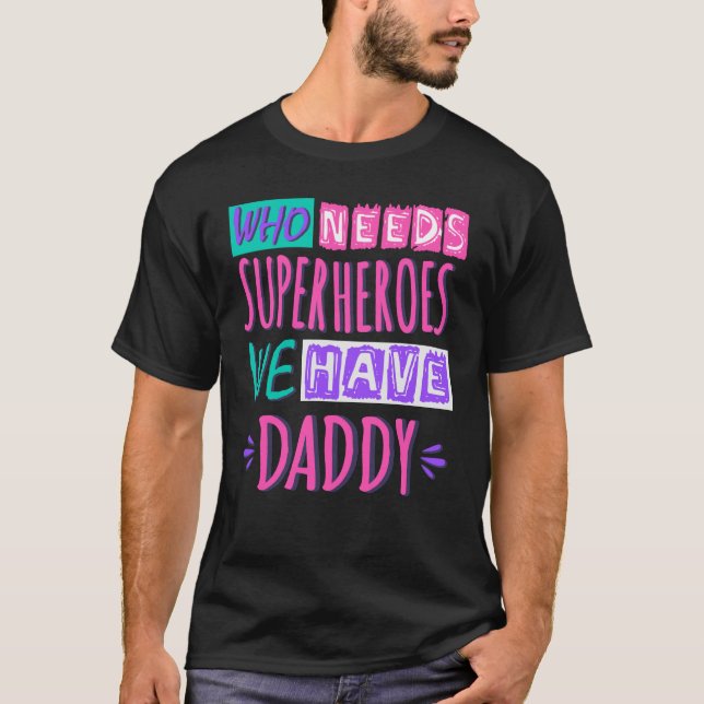 Vem behöver superhjältar vi har pappa t shirt (Framsida)