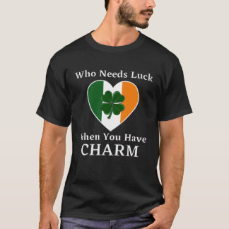 Vem behöver Tur när du har Charm? T Shirt