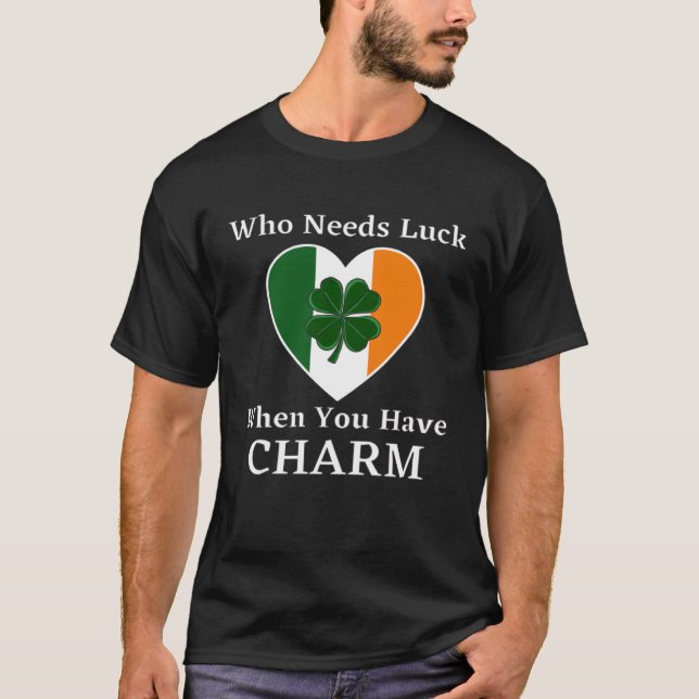 Vem behöver Tur när du har Charm? T Shirt (Framsida)