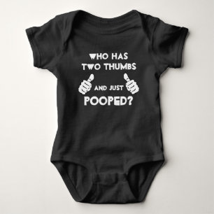 "Vem har två tum och precis pooped?", barnkläder T-shirt