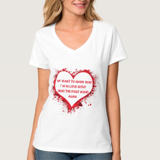 Vem jag är i kärlek med, rolig text i rött hjärta t shirt (Framsida)