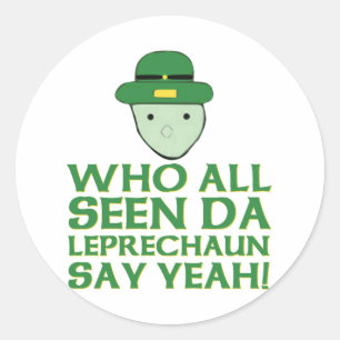 Vem som alla såg Da Leprechaun säga ja meme Runt Klistermärke