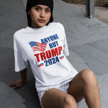 Vem som helst utom Trump Funny 2024 Val T Shirt<br><div class="desc">Rösta för alla utom Trump i valet 2024 för att förbli patriotisk. Republikaner och demokrater måste enas mot Donald Trump och rösta för Joe Biden så att vi kan behålla Amerika säkert. Amerikansk flagga på en politisk t-shirt med antitrumpmeddelande.</div>