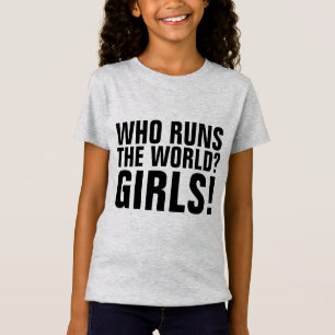 VEM STYR VÄRLDEN? TJEJER! T-shirts