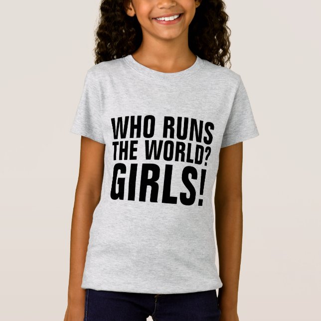 VEM STYR VÄRLDEN? TJEJER! T-shirts (Framsida)