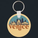 Venedig Italien Retro City Skyline Cityscape Art Nyckelring<br><div class="desc">Vintage- och reflexritorier med vackra skyliner, attraktion och cityscape-konst. Coola skyscraper och byggnad silhuette illustrerar handelsvara för turister och resenärer. Perfekt som souvenir att ta med sig hem när man reser värld runt. Spara minnet av din resa och semester med familj och vänner. Bakgrunden till färg kan anpassas till färg....</div>
