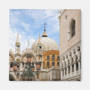 Venedig, Veneto, Italien - Fåglar sitter på en Magnet