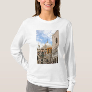 Venedig, Veneto, Italien - Fåglar sitter på en Tee