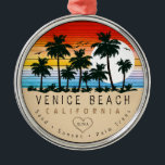 Venice Beach California Retro Handflatan träd Souv Julgransprydnad Metall<br><div class="desc">Projektering av Venice Beach-retro för semester. Venice Beach California Cities Vintage souvenir för resor till California Beach Städer. Venice Beach-konstverk för Kaliforniens semesterfirare och ryggsäckar. Venice Beach retro souvenir. Utformning för ryggsäckar och resor till Kalifornien. Persika med Vintage souvenir för vakter i havet. - Du kan anpassa mallen genom att...</div>