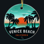 Venice Beach California Retro Sunset Souvenirs 60- Julgransprydnad Keramik<br><div class="desc">Venice Beach California. Den här återdesignen ger en underbar jul- eller födelsedagspresent till fläkt av Venedig Beach Beach Beach. Retro-sommarbesöksmönstret är en perfekt gåva till älskare och tropiska destinationer fläkt.</div>
