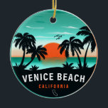 Venice Beach California Retro Sunset Souvenirs 60- Julgransprydnad Keramik<br><div class="desc">Venice Beach California. Den här återdesignen ger en underbar jul- eller födelsedagspresent till fläkt av Venedig Beach Beach Beach. Retro-sommarbesöksmönstret är en perfekt gåva till älskare och tropiska destinationer fläkt.</div>