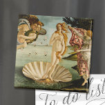 Venus födelse | Botticelli Magnet<br><div class="desc">Sandro Botticellis ikoniska målning Venus födelse skildrar gudinna Venus från havet på en snäcka som symboliserar hennes födelse. Hon är omgiven av mytologiskt figurer, med sitt långa, blommande hår och mjuka, eteriska uttryck som präglas av skönhet och ära. Målningen är berömd för sin harmoniska sammansättning, för det pulserande färg och...</div>