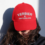 Verbier, Schweiz. Anpassade Broderad Keps<br><div class="desc">Verbier, Schweiz. Detta röda tak är ett måste för alla fläkt i Verbier i Schweiz. Den främsta färg i sockeln är en pulserande rödskugga som sticker ut och fångar öga. Överdelen är broderad med "Verbier" i namn i fet, vit text, vilket står i skarp kontrast till den röda bakgrunden. Det...</div>