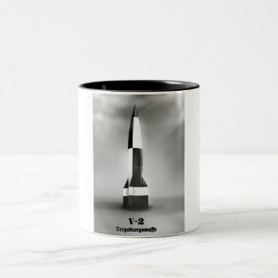 Vergeltungswaffe V2 Rocket B&W vintage stil. Två-Tonad Mugg