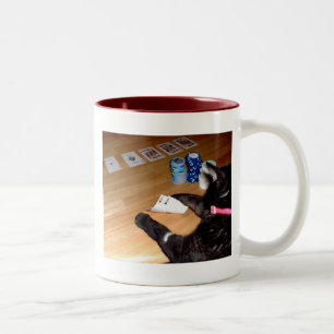 Verklig katt som leker pokerkaffemuggen Två-Tonad mugg