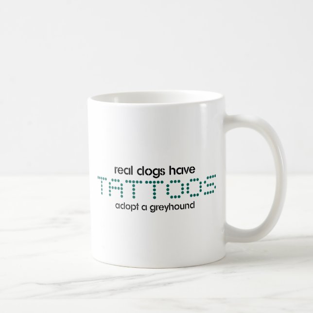 Verkliga hundar har tatueringar kaffemugg (Höger)