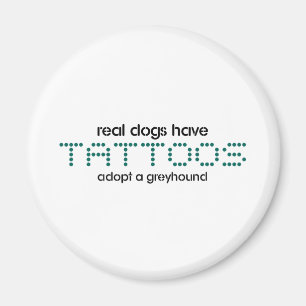 Verkliga hundar har tatueringar magnet