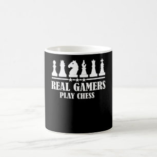 Verkliga spelare spelar schack kaffemugg