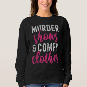 Verkligt brottsmord visar och laga kläder på ett l t shirt