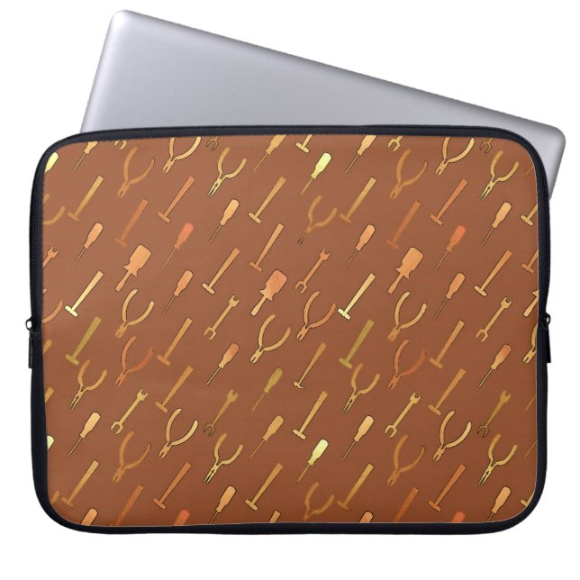Verktyg, på chokladbrun laptop sleeve (Framsidan)