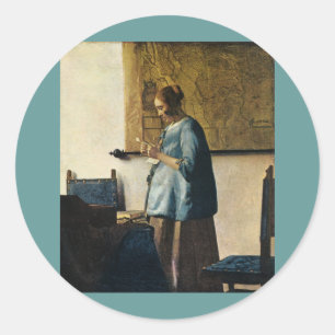 Vermeers kvinna i Blue Reading a Brev ca.1665 Runt Klistermärke