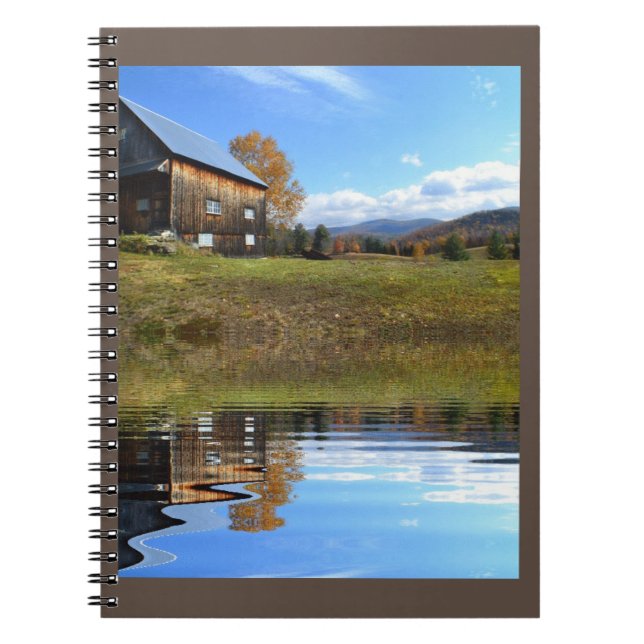 Vermont Barn med reflektioner Anteckningsbok Med Spiral (Framsidan)